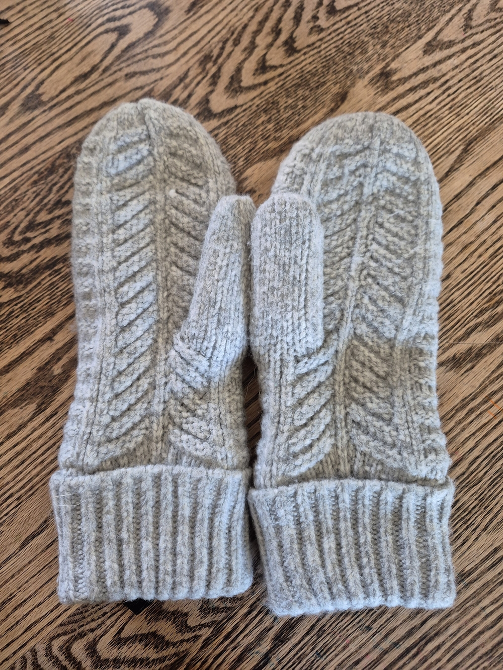 Love And Lore Cozy Cable Knit Mittens in Light Gray